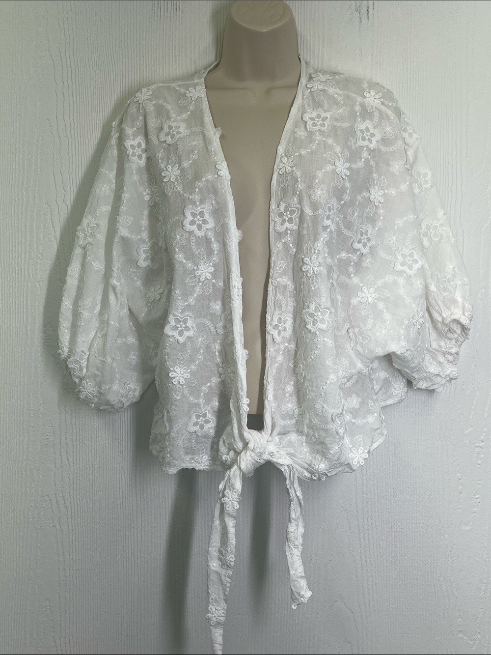 House Of Harlow - White Embroidered Floral Oversized Tie Front Blouse SZ Onesize